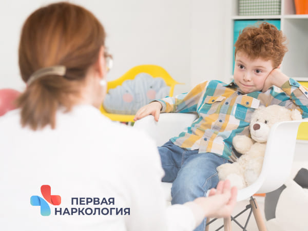 Врач работает с ребенком